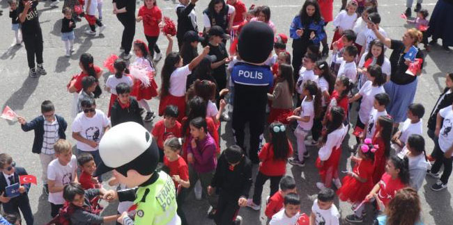Polisler 23 Nisan'ı çocuklarla kutladı