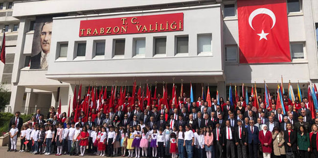 Trabzon'da 23 Nisan Egemenlik ve Çocuk Bayramı Valilik önünde kutlandı