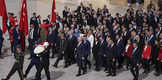 Anıtkabir'de 23 Nisan töreni: Devlet erkanı Ata'nın huzuruna çıktı