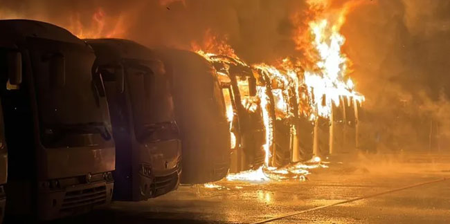 Servis otoparkında yangın: 15 araç küle döndü