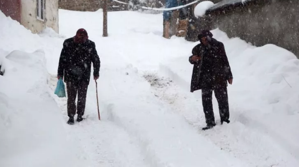 Türkiye'nin kara gömülen illerinden kar manzaraları