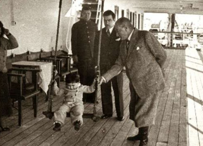 Fotoğraflarla Atatürk'ün çocuk sevgisi