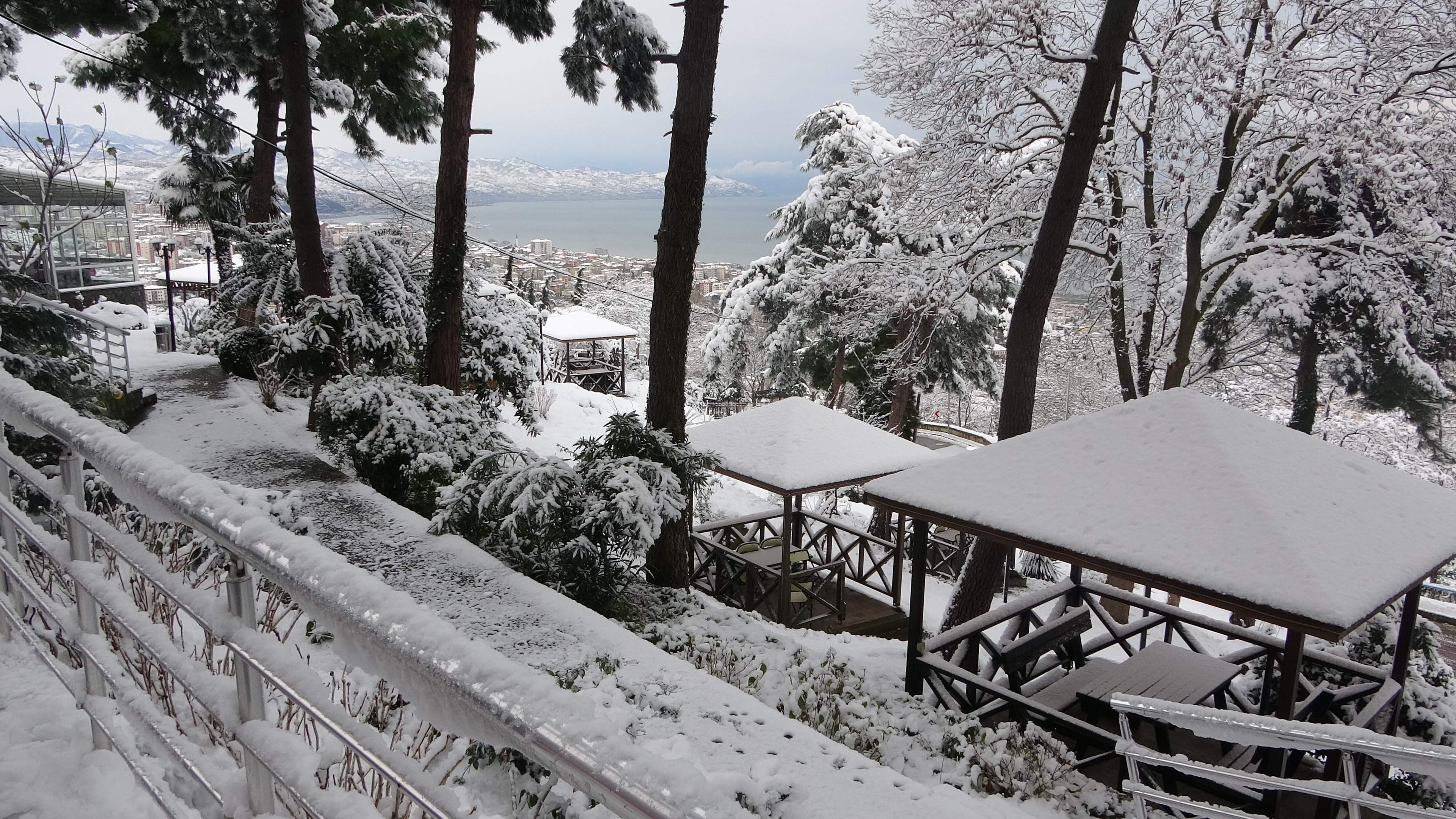 Trabzon'da kar manzaraları adeta büyüledi 