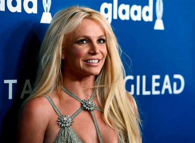 Britney Spears yarı çıplak!