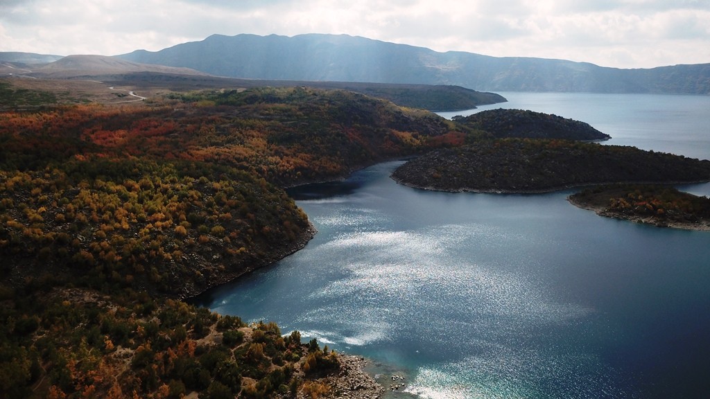 Nemrut Krater Gölü sonbahar güzelliğiyle hayran bırakıyor