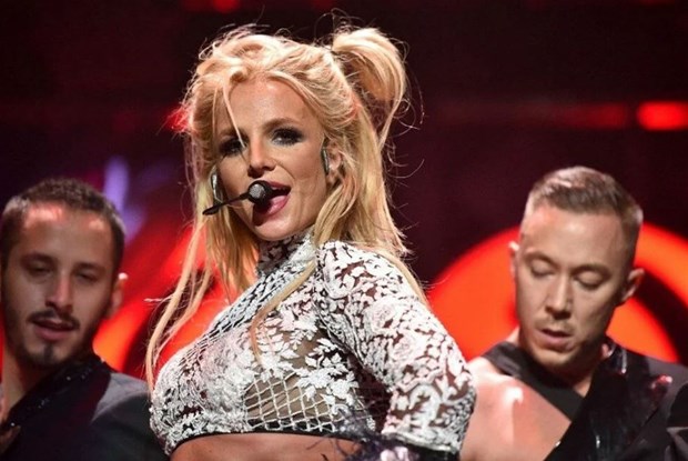 Britney Spears yarı çıplak!