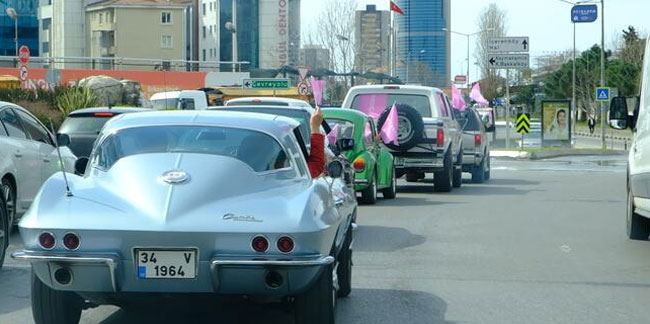 Klasik otomobil tutkunlarından Kanser Haftası'na özel konvoy