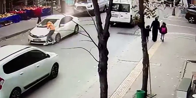 Esenyurt'ta feci kaza kamerada: Otomobilin çarptığı çocuk yola savruldu