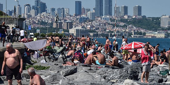 İstanbul Boğazı’nda sosyal mesafesiz kalabalık
