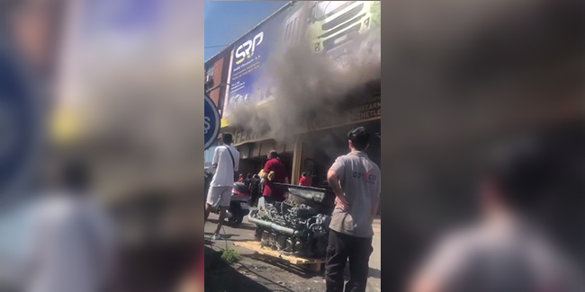 Başakşehir’de oto lastik dükkanında yangın çıktı