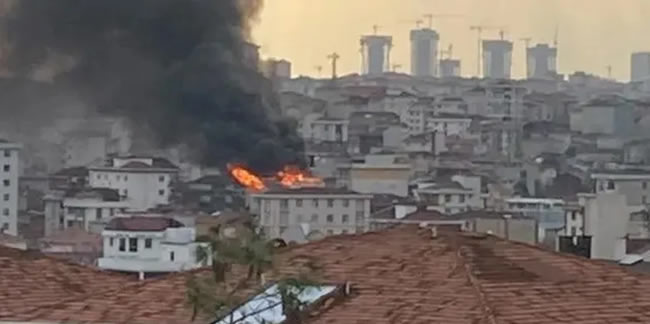 Ümraniye'de bir binanın çatısında yangın