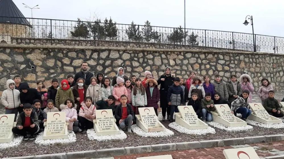 Bayburt'ta Öğrenciler Şehitlik Anıtına Karanfil Bıraktı