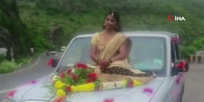 Hindistan'da araç kaputu üzerinde tehlikeli düğün pozu