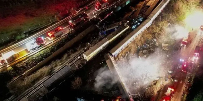 Yunanistan'da iki tren çarpıştı: 32 kişi hayatını kaybetti