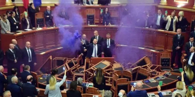 Arnavutluk Meclisi oturumunda gerilim: Sis bombasıyla müdahale