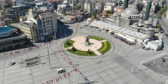 Sokağa çıkma kısıtlaması sonrası Taksim Meydanı sessizliğe büründü