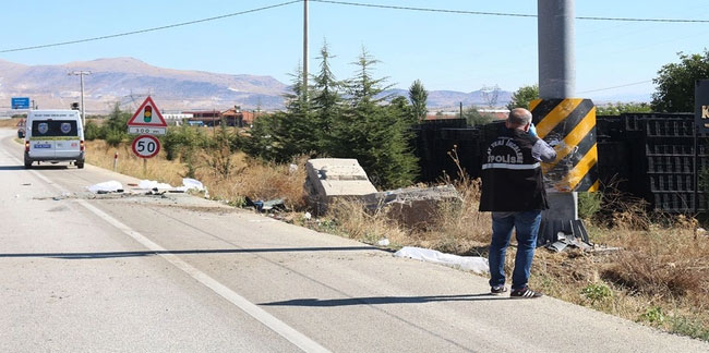 Burdur'da acı kaza! Trafik levhasına çarpan otomobil hurdaya döndü: 1 ölü, 1 yaralı