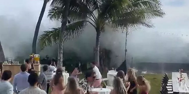 Hawaii'de kıyıya vuran dev dalga adeta düğünü yuttu!