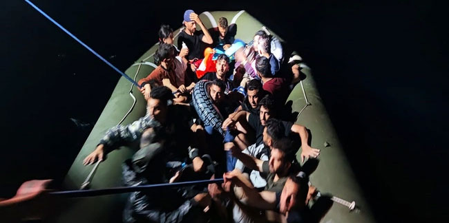 Bodrum'da lastik bot içerisinde geri itilen 21 düzensiz göçmen kurtarıldı.