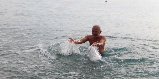 Antalya'da vatandaşlar aralık ayında deniz keyfi yaptılar