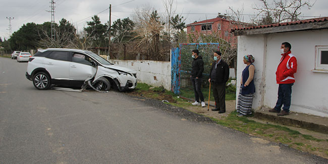 Sinop'ta cip bahçe duvarına çarptı: 3 yaralı
