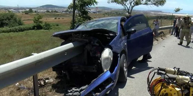 Tuzla’da feci kaza: Otomobil bariyerlere saplandı