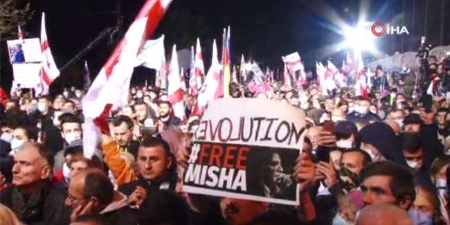 Gürcistan’da eski Cumhurbaşkanı Saakaşvili için cezaevi önünde protesto