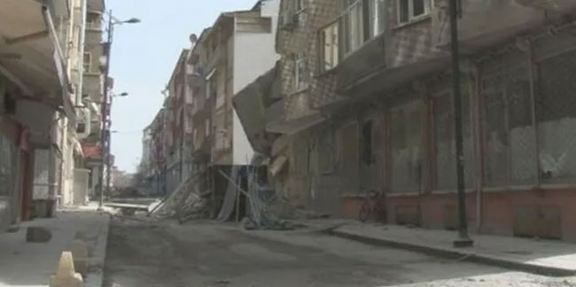 Malatya'da ağır hasarlı bir bina kendiliğinden yıkıldı