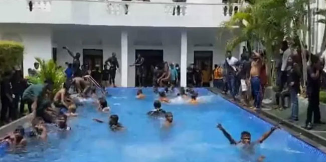 Protestocular başkalık sarayını basıp havuzunda yüzdü!