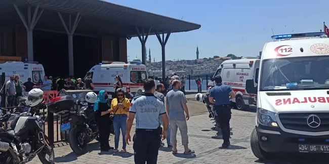 İstanbul'da vapur iskeleye çarptı: Yaralılar var!