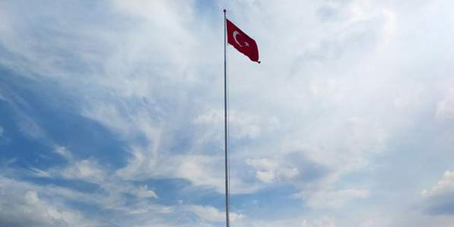 Yunanistan'ın burnunun dibine dev Türk bayrağı