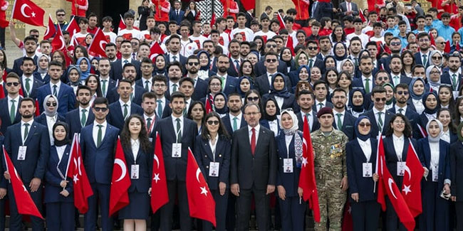 Mehmet Kasapoğlu 19 Mayıs törenlerinde Anıtkabir'i ziyaret etti