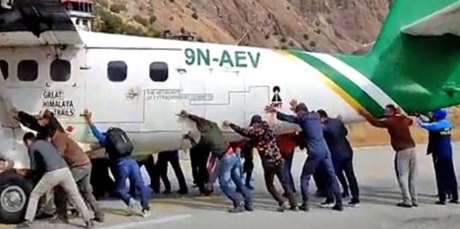 Nepal'de lastiği patlayan uçağı pist dışına ittiler!