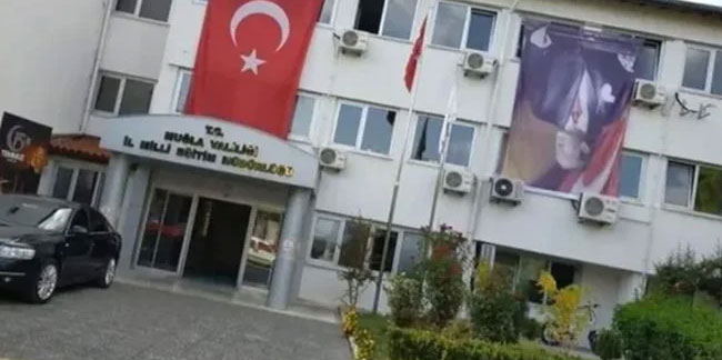 Atatürk'ün resmini ters astılar! İl Milli Eğitim Müdürlüğü'nde çalışıyorlardı