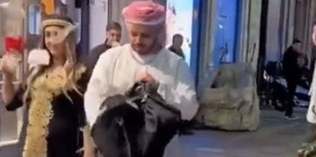Taksim'de Arap kıyafetli kadın ve erkek bir çanta dolusu para dağıttı