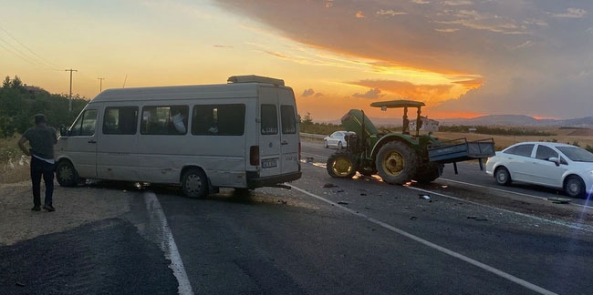 Adıyaman'da feci kaza! Minibüs ile traktör birbirine girdi: 5 yaralı