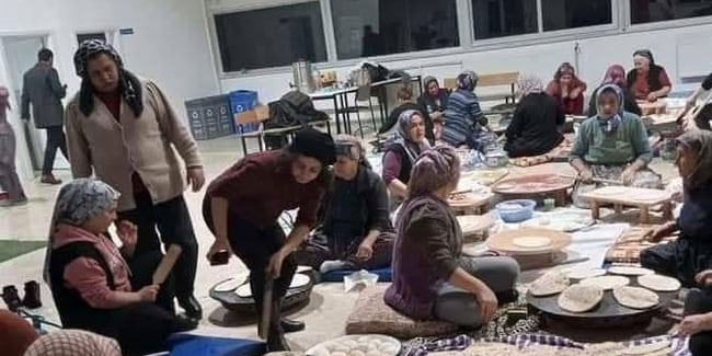 Deprem sonrası kadınlar binlerce ekmek yaptı