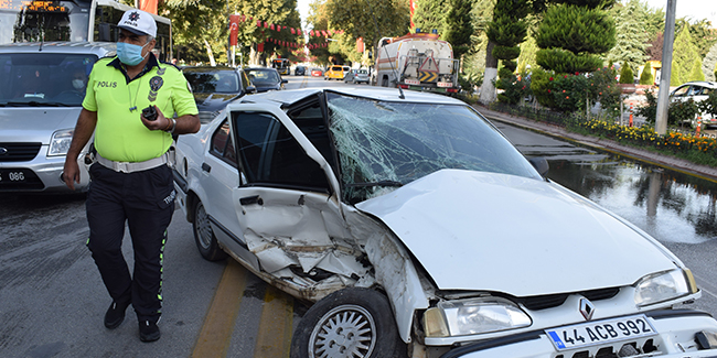 Malatya'da iki otomobil çarpıştı: 1 yaralı