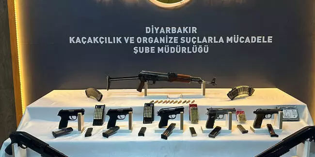Diyarbakır’da eğlence mekanında çok sayıda silah ele geçirildi