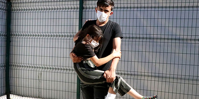 Yunan askeri küçük kızı plastik mermiyle vurdu