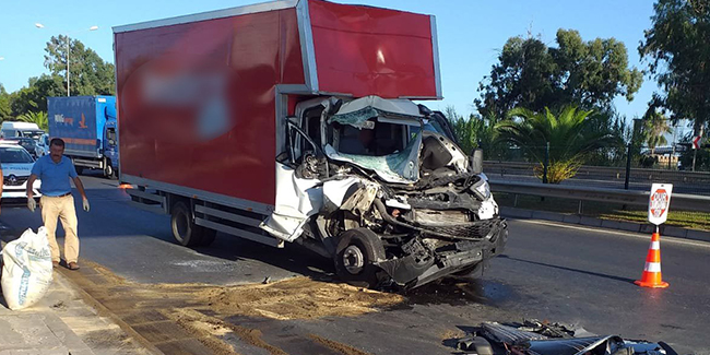 Alanya'da midibüs ile kamyonet çarpıştı: 15 yaralı 