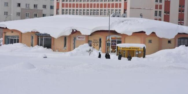 Bitlis'te kar kalınlığı 2 metreye ulaştı