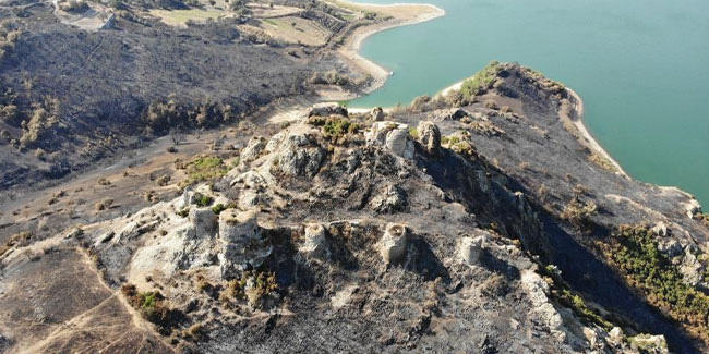 Çanakkale'de 2 bin 500 yıllık tarihi kale de alevlerden etkilendi