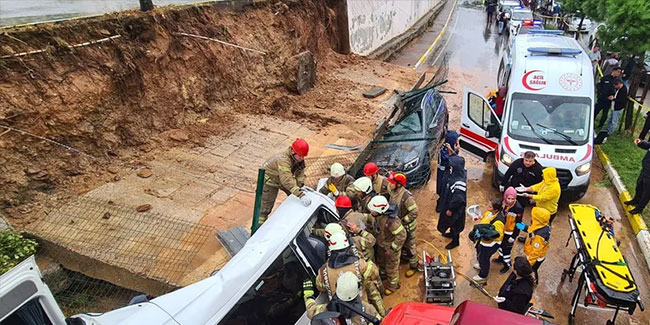 Pendik'te aşırı yağıştan istinat duvarı araçların üzerine çöktü