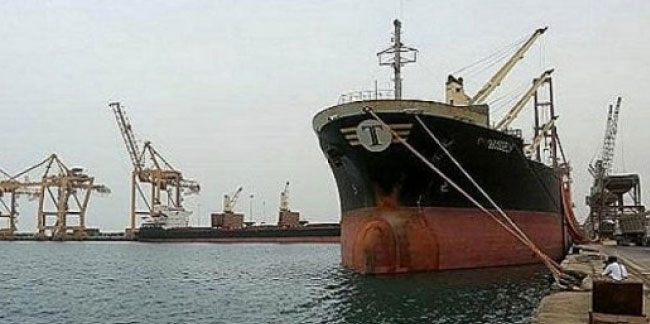 6 ay önce alıkonulan petrol tankeri Hudeyde Limanı'nda