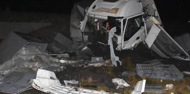Kars'ta traktör ile tır çarpıştı: 1 ölü, 1 yaralı