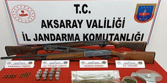 Aksaray'da uyuşturucu tacirlerine geçit verilmedi! Çeşitli uyuşturucularla birlikte tüfekler ele geçirildi.