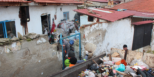 Alaşehir'de çöp evlerden 20 traktör çöp çıkarıldı