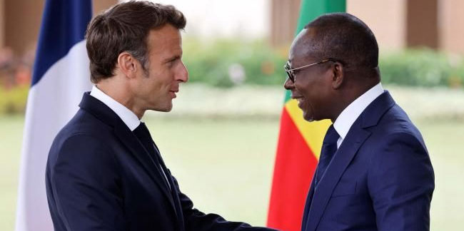 Macron'un dokunduğu omzunu silkeleyen Beninli bakan gündem oldu