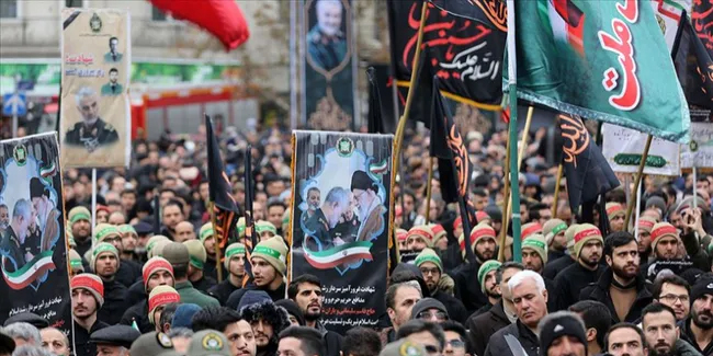 Binlerce İranlı Süleymani’nin cenaze töreni için Ahvaz’da toplandı
